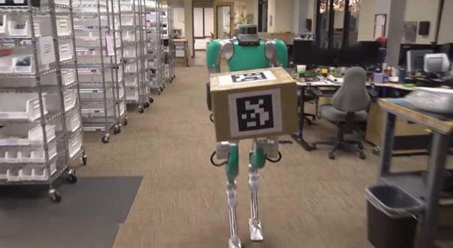 Postacı İnsansı Robot Satışa Çıktı