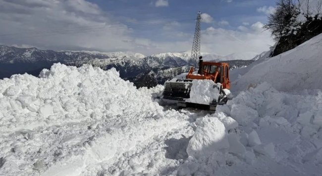 Artvin'de karla mücadele çalışmaları devam ediyor